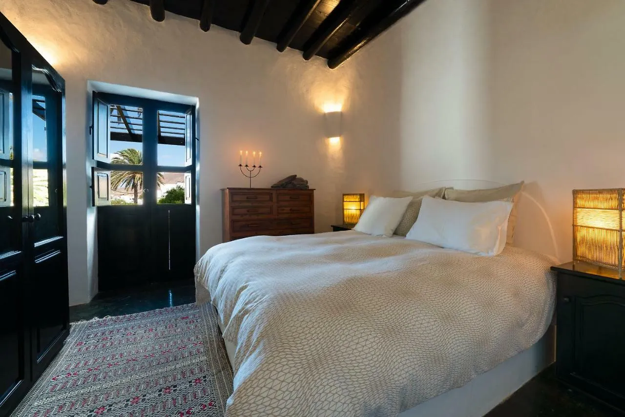 Villa Guatiza 0*,